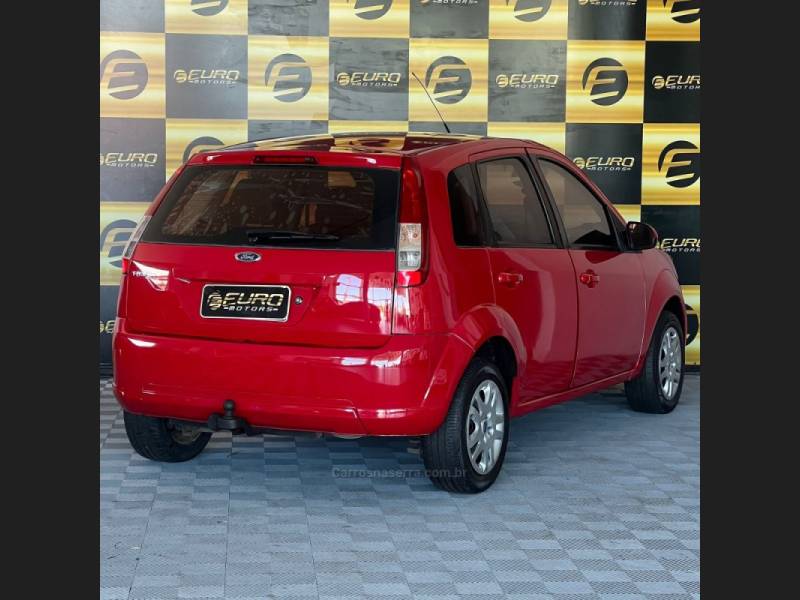 FORD - FIESTA - 2008/2009 - Vermelha - R$ 27.900,00