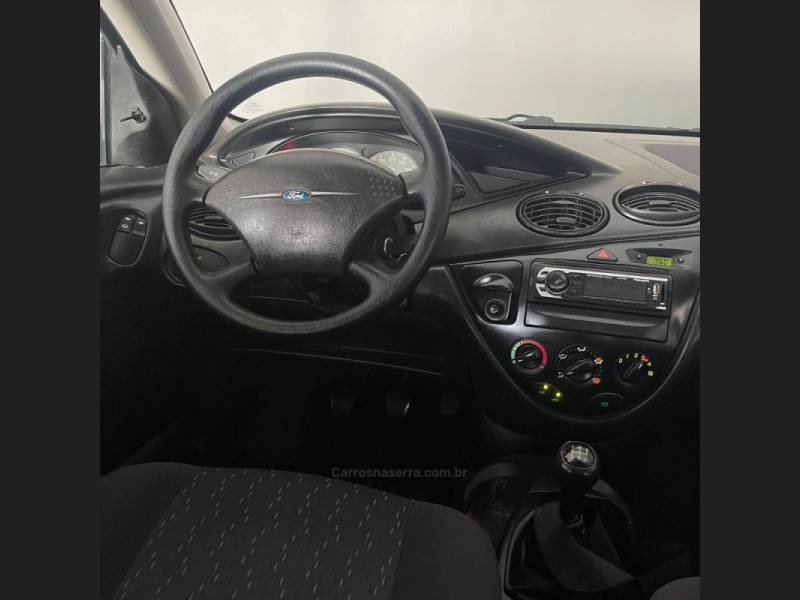 FORD - FOCUS - 2006/2007 - Prata - R$ 25.900,00