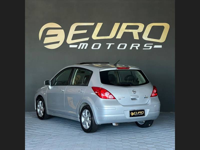 NISSAN - TIIDA - 2010/2011 - Prata - R$ 39.900,00