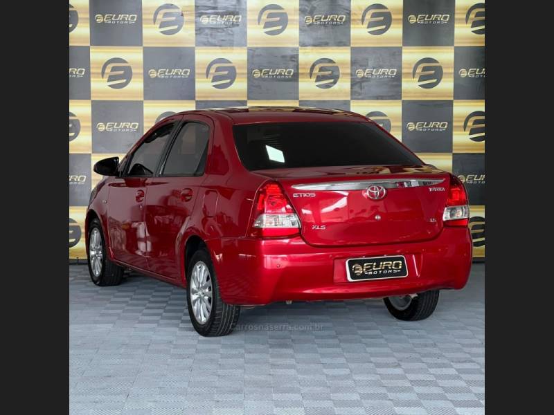 TOYOTA - ETIOS - 2014/2014 - Vermelha - R$ 45.900,00