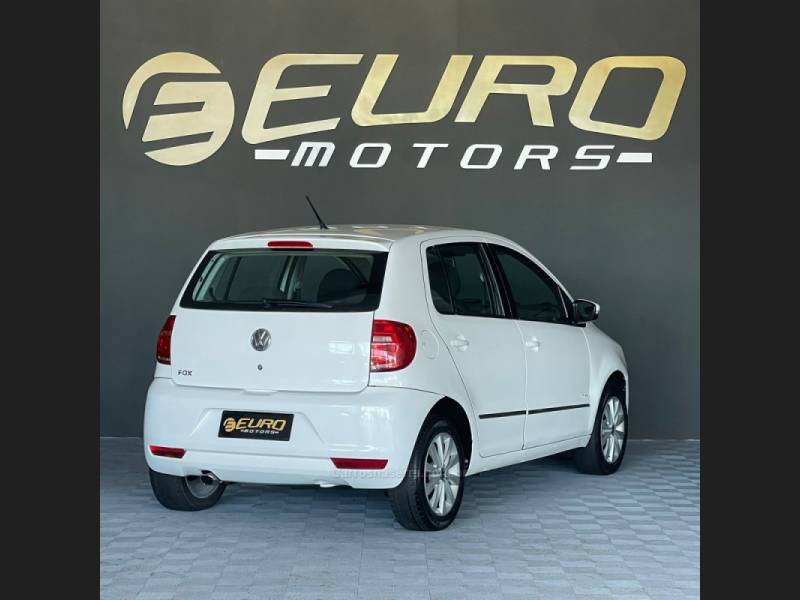 VOLKSWAGEN - FOX - 2010/2011 - Branca - R$ 38.900,00