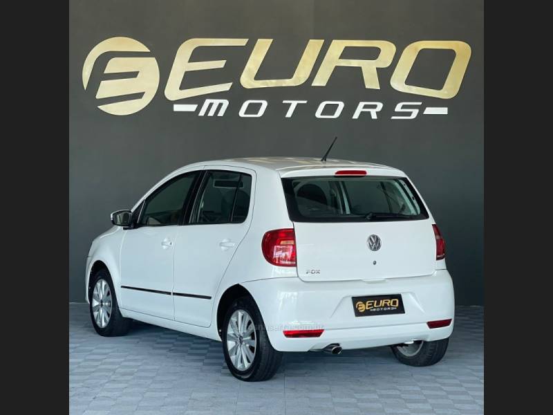 VOLKSWAGEN - FOX - 2010/2011 - Branca - R$ 38.900,00